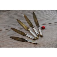 5 Antike Obstmesser Von Uchatius Bronce Mit Perlmutteinlagen/Je 14cm Lang Besteckset Vintage Retro Food Photography 5 Antike Obstmesser Von Uchatius Bronce Mit Perlmutteinlagen/Je 14cm Lang Besteckset Vintage Retro Food Photography von CreativeMacroArt