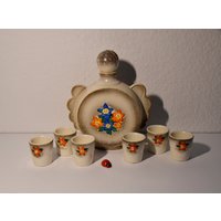 7Tlg Schnapsset Aus Keramik/Flasche Mit Korkstöpsel Blumenrelief Trinkzubehör Stamperl 70Er Vintage Retro Kellerbar 7Tlg Schnapsset Aus Keramik/Flasche Mit Korkstöpsel Blumenrelief Trinkzubehör Stamperl 70Er Vintage Retro Kellerbar von CreativeMacroArt