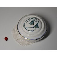 Deckeldose Von Villeroy & Boch "Verdi" Made in France/Mit Kordel Bonboniere 12, 5cm Durchm. Vintage Retro Tischdeko Wohndeko Deckeldose Von Villeroy & Boch "Verdi" Made in France/Mit Kordel Bonboniere 12, 5cm Durchm. Vintage Retro Tischdeko Wohndeko von CreativeMacroArt