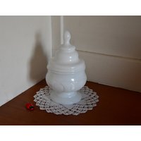 Hübsche Deckeldose Aus Opalglas/Bonboniere Zierdose 16, 5cm Hoch Pressglas Vintage Retro Tischdeko Milchglas von CreativeMacroArt