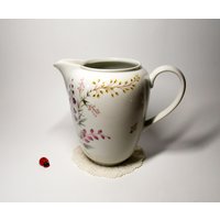 Hübscher Krug Aus Porzellan Von Suisse Langenthal/Saftkanne 60Er 16cm Hoch Vintage Blumendekor Flower Power Mid Century von CreativeMacroArt