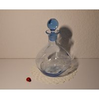 Karaffe Aus Blauem Kristallglas Mit Handgeschliffenem Dekor/Likörflasche 18cm Hoch Barzubehör 70Er Tischdeko Flower Power von CreativeMacroArt