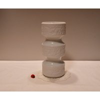 Royal Kpm Vase Aus Weißem Bisquitporzellan Nr. 635/2/19cm Hoch 70Er Jahre Space Age Op Art Vintage Retro Wohndeko Tischdeko Royal Kpm Vase Aus Weißem Bisquitporzellan Nr. 635/2/19cm Hoch 70Er Jahre Space Age Op Art Vintage Retro Wohndeko Tischdeko von CreativeMacroArt