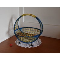 Süßes Bastkörbchen in Gelb-Blau/Henkelkorb Obstkorb 16cm Hoch Vintage Retro 60Er Mid Century Tischdeko Wohndeko von CreativeMacroArt