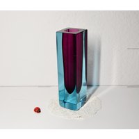 Tolle Murano Blockvase Aus Facettiertem Kristallglas/Sommerso-Technik 17cm Hoch 80Er Vintage Solifleur Blau-Augergine von CreativeMacroArt