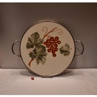 Vintage Tortenplatte Aus Keramik Mit Metallmontur/30cm Durchm. Weintraubendekor 60Er Mid Century Retro Spritzdekor von CreativeMacroArt