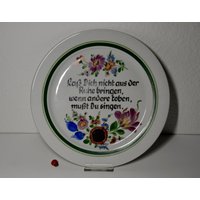 Wandteller Aus Porzellan Mit Spruch "Laß Dich Nicht Der Ruhe Bringen"/Kahla Ddr & W. Ott Radebeul 28cm 70Er Wohndeko Wandteller Aus Porzellan Mit Spruch "Laß Dich Nicht Der Ruhe Bringen"/Kahla Ddr & W. Ott Radebeul 28cm 70Er Wohndeko von CreativeMacroArt