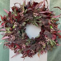 Großer Künstlicher Blätterkranz Und Andere Materialien in Rottönen Großer Künstlicher Blätterkranz Und Andere Materialien in Rottönen von CreativeSeidenblumen