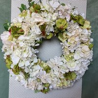 Künstlicher Hortensienkranz in Verschiedenen Creme/Weiß/Grün Tönen von CreativeSeidenblumen