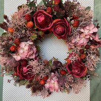Künstlicher Kranz Mit Rosen Und Beeren Künstlicher Kranz Mit Rosen Und Beeren von CreativeSeidenblumen