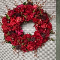Künstlicher Kranz in Rot-Tönen Künstlicher Kranz in Rot-Tönen von CreativeSeidenblumen