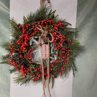 Künstlicher Weihnachtskranz 45cm Im Durchmesser Mit Beeren Künstlicher Weihnachtskranz 45cm Im Durchmesser Mit Beeren von CreativeSeidenblumen