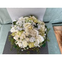 Seidenblumengesteck in Zartgrün-Cremeweiß Einer Weißen Schale von CreativeSeidenblumen