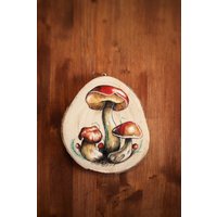 Handbemalte Pilze Auf Holzscheibe, Schöne Dekorative Runde Holzscheibe Mit Bunten Pilzmalereien von CreativeSilvia