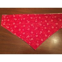 Valentinstag Dog Bandana Reversible Valentinstag Dog Bandana Reversible von CreativelyPam