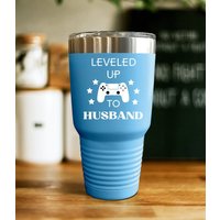 Leveled To Husband Gamer Geschenke Für Ihn, Ehemann Hochzeitstag Geschenk Tumbler, Zukünftiger Video Level Freigeschaltet von CreatorsCove