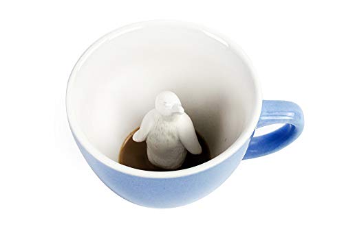 Creature Cups Pinguin-Keramiktasse (325 ml, eisblaue Außenseite) – 3D-Tier im Inneren – Geburtstag, Urlaub und Einweihungsgetränk, Geschenk für Kaffee- und Teeliebhaber von Creature Cups