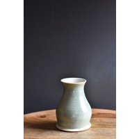 Handgefertigte Vase Mit Knospe, Grün von CreektreeClay