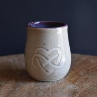 Handgemachter Keramik Becher - Infinity Herz Polyamory Poly Symbol Creme/Lila von CreektreeClay