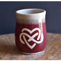 Roter Handgemachter Keramikbecher - Infinity Herz Polyamory Poly Symbol von CreektreeClay
