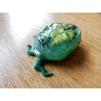 Isopod Magnet, Pill Bug Kunst, Grüne Skulptur, Roly Poly Magnet von CrimeSceneTerrariums