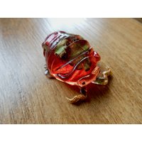 Pill Bug Magnet, Getrocknetes Blatt Isopod Kunst, Skulptur, Roly Poly Magnet von CrimeSceneTerrariums