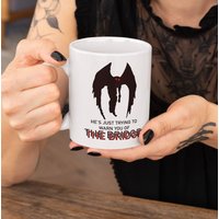 Mothman Last Podcast On The Left Mug "Er Versucht Dich Nur Vor Der Brücke Zu Warnen' - Mottenmann Rotes Auge Kaffeetasse von CriminalPodPrints
