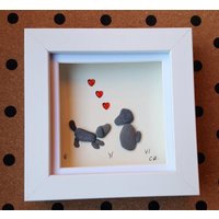Atemberaubendes Handgemachtes Kieselstein-Kunstbild Im Weißen Holzrahmen, Das Einen Verspielten Hund Mit Einem Welpen Zeigt, Einzigartiges Stück von CristinasQuirkyCraft
