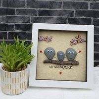 Familie Der Drei Kieselsteine "Unsere Rocks" in Tiefem Rahmen Mit Treibholz von CristinasQuirkyCraft