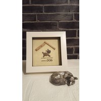 "Handgefertigte Kieselsteinkunst "Ein Haus Ist Kein Zuhause Ohne Hund" in Weißem Rahmen." von CristinasQuirkyCraft