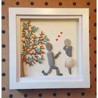 Handgefertigte Kieselsteinkunst Im Rahmen, Die Eine Vorschlagsszene Zeigt, Ideales Verlobungsgeschenk von CristinasQuirkyCraft