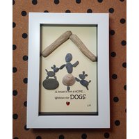Handgefertigte Kieselsteinkunst Im Weißen Rahmen, "Ein Haus Ist Kein Zuhause Ohne Unsere Hunde" Hundefamiliengeschenk von CristinasQuirkyCraft