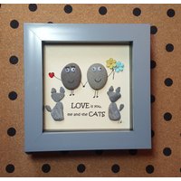 "Handgefertigte Kieselsteinkunst "Love Is You, Me & The Cats" in Grauem Rahmen" Ideales Geschenk." von CristinasQuirkyCraft