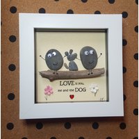 "Handgefertigte Kieselsteinkunst "Love Is You, Me & The Dog" Im Weißen Rahmen." von CristinasQuirkyCraft