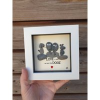 "Handgefertigte Kieselsteinkunst "Love Is You, Me & The Dog" Im Weißen Rahmen." von CristinasQuirkyCraft
