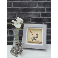 Handgefertigte Kieselsteinkunst in Grauem Rahmen, Die Eine Dame Oder Mädchen Zeigt, Mit Ihrem Hund Sitzt von CristinasQuirkyCraft