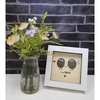 Handgefertigte Kieselsteinkunst in Weißem Rahmen, Hochzeitsgeschenk, "Neu Weds" Paar von CristinasQuirkyCraft
