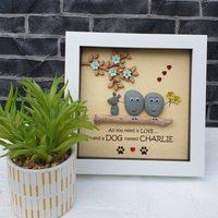 Handgemachte Kieselkunst in Weißem Rahmen, "All You Need Is Love, & A Dog Named Charlie" Hundefamilie Geschenk Personalisiert von CristinasQuirkyCraft