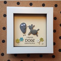 Handgemachte Kieselstein-Kunst Im Weißen Rahmen "Ich Bevorzuge Dogs Over People" Ideales Geschenk von CristinasQuirkyCraft