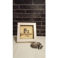 "Handgemachte Kieselsteine "Life Is Better With A Dog" Im Holzrahmen, Die Ein Liebespaar Mit Hund Zeigen." von CristinasQuirkyCraft