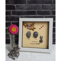 "Handgemachte Kieselsteinkunst "All You Need Is Love & A Cat" Blütenbaum-Papierblumen in Weißem Rahmen." von CristinasQuirkyCraft