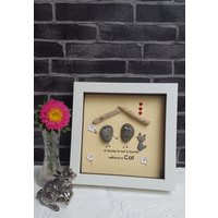 "Handgemachte Kieselsteinkunst "Ein Haus Ist Kein Zuhause Ohne Katze" Im Weißen Rahmen." von CristinasQuirkyCraft