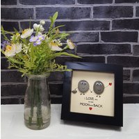"Handgemachte Kieselsteinkunst "I Love You To The Moon & Back" in Schwarzem Bilderrahmen, Süßes Paargeschenk." von CristinasQuirkyCraft