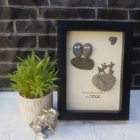 Handgemachte Kieselsteinkunst Im Schwarzen Rahmen, "Alles Was Du Brauchst Ist Liebe Und Hunde" Ideales Geschenk von CristinasQuirkyCraft