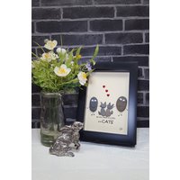 Handgemachte Kieselsteinkunst Im Schwarzen Rahmen "All You Need Ist Love & Cats" Ideales Geschenk Für Paare von CristinasQuirkyCraft