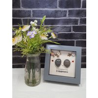 Handgemachte Kieselsteinkunst Verlobungsgeschenk in Grauem Rahmen "Herzlichen Glückwunsch Zur Verlobung" Süßes Paar Geschenk von CristinasQuirkyCraft