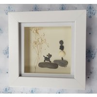 Handgemachte Kieselsteinkunst in Einem Weißen Holzrahmen, Die Eine Dame Oder Ein Mädchen Mit Hund Zeigt von CristinasQuirkyCraft