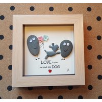 Handgemachte Kieselsteinkunst in Hellem Holzfarbrahmen "Liebe Ist Du, Ich Und Der Hund" Ideales Geschenk von CristinasQuirkyCraft