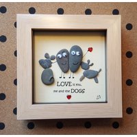 Handgemachte Steinkunst in Hellem Holz Farbrahmen "Love Is You, Me & The Dogs" Ideales Geschenk von CristinasQuirkyCraft