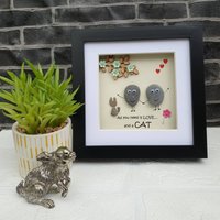 Handgemachte Steinkunst in Schwarzem Rahmen, "All You Need Is Love, & A Cat" Katze Familie Geschenk von CristinasQuirkyCraft